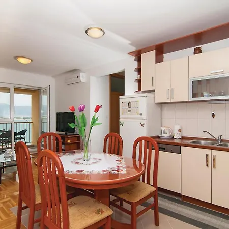 Апартаменты Two-bedroom Misevac With Sea View 07 Трогир